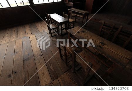 二十四の瞳映画村の昭和初期の尋常小学校のオープンセット 134823708