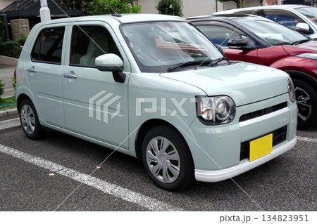 駐車場に並んだ乗用車 134823951