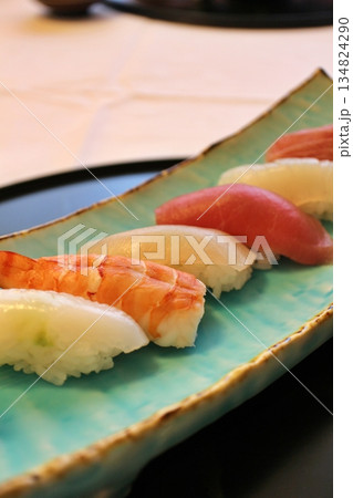 日本料理 握り寿司の盛合せ(烏賊、海老、鮪、金目鯛、真鯛) 日本料理 握り寿司の盛合せ(烏賊、海老、鮪、金目鯛、真鯛) 134824290