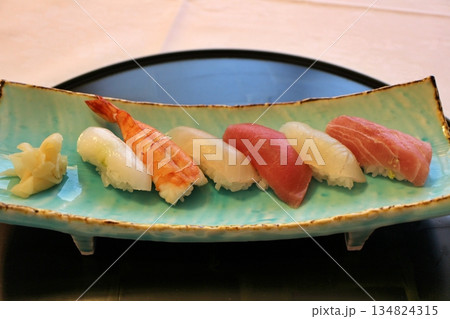 日本料理 握り寿司の盛合せ(烏賊、海老、鮪、金目鯛、真鯛) 日本料理 握り寿司の盛合せ(烏賊、海老、鮪、金目鯛、真鯛) 134824315