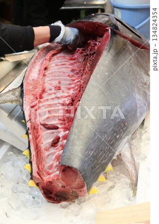 マグロ解体魚をさばく人 134824354