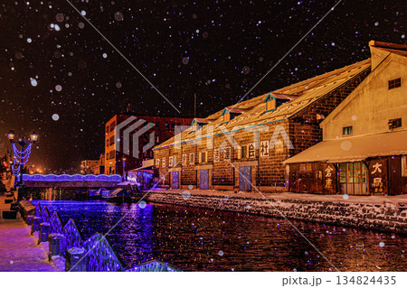 北海道・小樽運河　降り積もる雪と煌めくナイトシーン 134824435