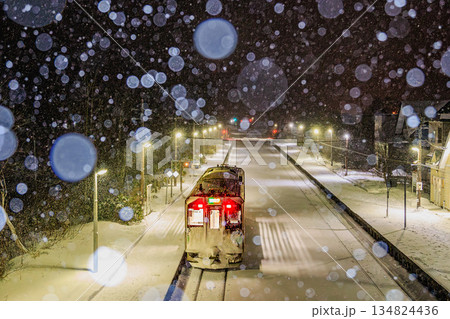 雪降る夜の蘭島駅に停車するJR函館本線 雪降る夜の蘭島駅に停車するJR函館本線 134824436