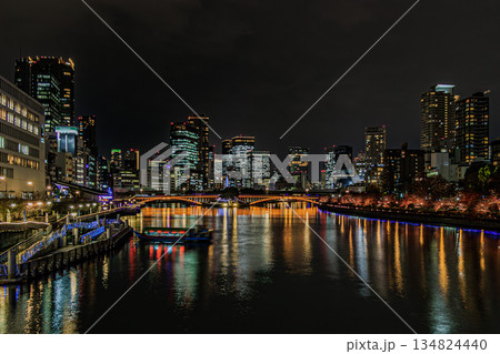 天神橋から望む大阪・中之島の幻想的な夜景 134824440