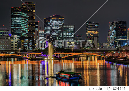 光に包まれる大阪天神橋 夜の都市風景 光に包まれる大阪天神橋 夜の都市風景 134824441