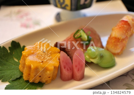 日本料理　先付の盛合せ 134824579