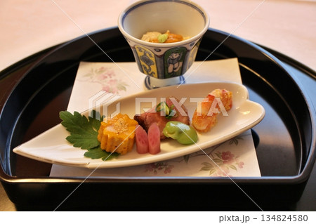 日本料理　先付の盛合せ 134824580