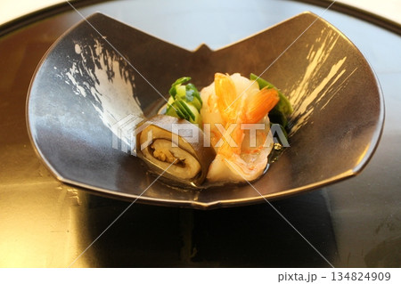 日本料理　平目の昆布締めと牡丹海老 134824909