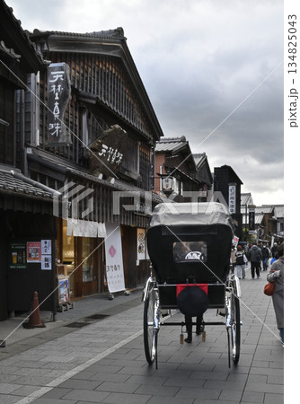 石畳の街を往く人力車 石畳の街を往く人力車 134825043