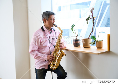 サックスを吹く男性　シニア 134825212
