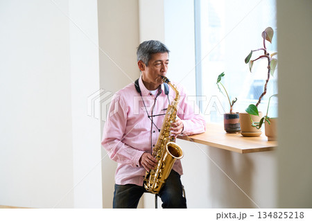 サックスを吹く男性　シニア 134825218