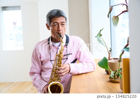 サックスを吹く男性 シニア サックスを吹く男性 シニア 134825220