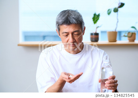 薬やサプリを飲むシニア男性 134825545