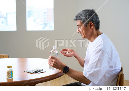 薬やサプリを飲むシニア男性 134825547