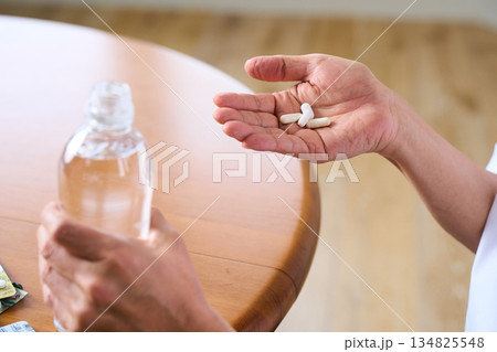 薬やサプリを飲むシニア男性 薬やサプリを飲むシニア男性 134825548