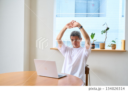 ストレッチをするシニア男性 パソコン 在宅勤務 テレワーク ストレッチをするシニア男性 パソコン 在宅勤務 テレワーク 134826314