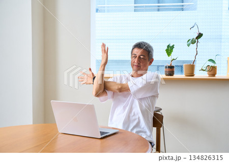 ストレッチをするシニア男性 パソコン 在宅勤務 テレワーク ストレッチをするシニア男性 パソコン 在宅勤務 テレワーク 134826315