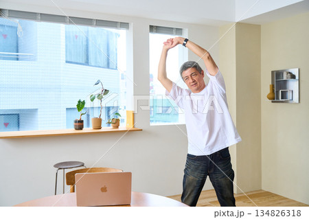 ストレッチをするシニア男性 ストレッチをするシニア男性 134826318