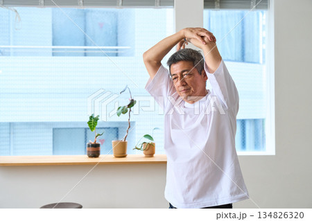 ストレッチをするシニア男性 ストレッチをするシニア男性 134826320