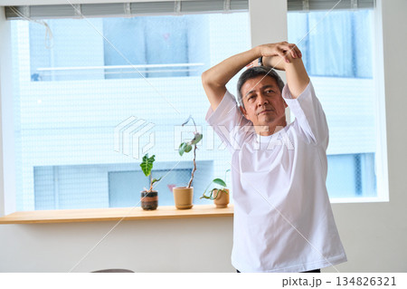 ストレッチをするシニア男性 134826321