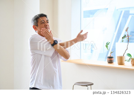 ストレッチをするシニア男性 134826323