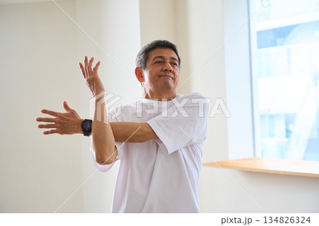 ストレッチをするシニア男性 134826324