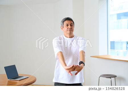 ストレッチをするシニア男性 134826328