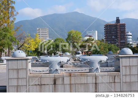 弥生橋欄干と灰が峰の景色 134826753