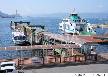 中央桟橋に接岸している連絡船の景色 134826761