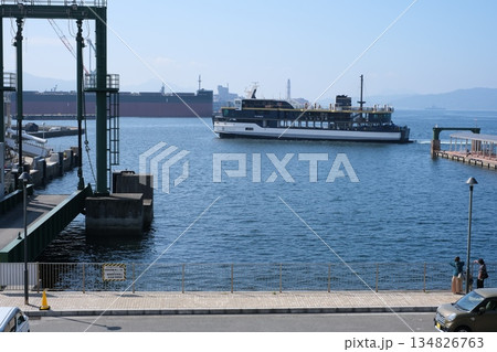 中央桟橋に接岸しようとするフェリー 134826763