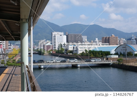 中央桟橋ターミナル連絡路から眺めた呉の街並み 中央桟橋ターミナル連絡路から眺めた呉の街並み 134826767