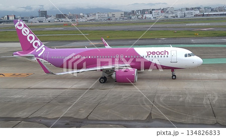 福岡空港のピーチ機 134826833