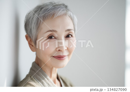 AI生成画像　リビングのカメラ目線のシニアの日本人のポートレート 134827090