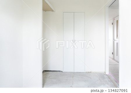 マンションリフォーム　洋室　画像素材　クローゼット　造作収納棚　施工　工事途中 134827091