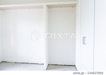 マンションリフォーム　洋室　画像素材　クローゼット　造作収納棚　施工　工事途中 134827092
