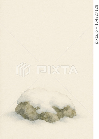 雪景色シリーズ：雪をまとった岩と余白のミニマル冬背景 134827128