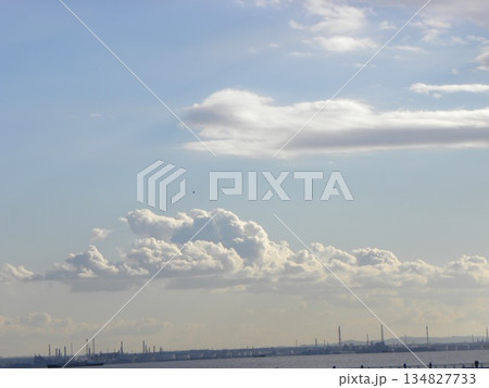 検見川浜での青空と白い雲 134827733