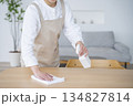 掃除をする女性　家事代行　ホームヘルパー 134827814
