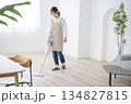 掃除をする女性　家事代行　ホームヘルパー 134827815