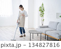 掃除をする女性　家事代行　ホームヘルパー 134827816