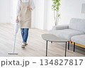掃除をする女性　家事代行　ホームヘルパー 134827817