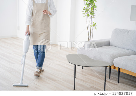 掃除をする女性　家事代行　ホームヘルパー 134827817