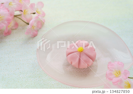 季節の和菓子「桜」 134827850