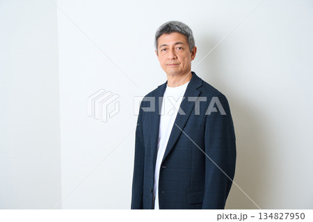 ジャケットとデニムで立つシニア男性 134827950