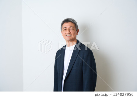 ジャケットとデニムで立つシニア男性 ジャケットとデニムで立つシニア男性 134827956