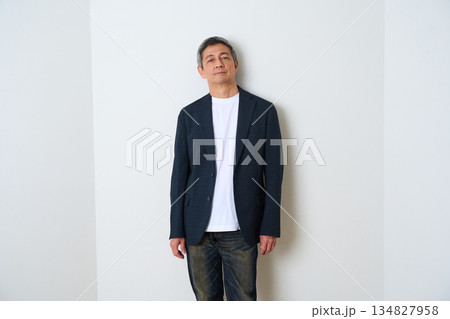 ジャケットとデニムで立つシニア男性 134827958