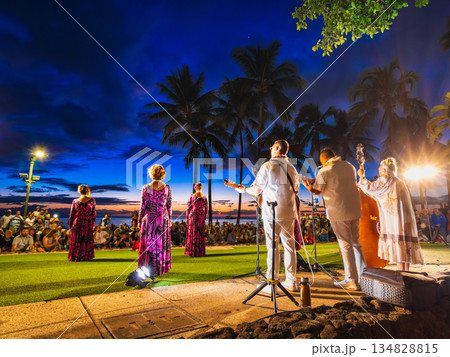 ハワイ　ワイキキのフラダンスショー　※一部ソフトフォーカス 134828815