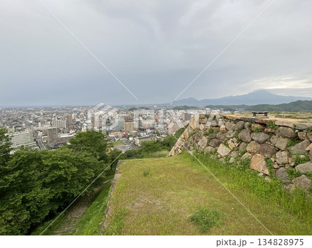 米子城の石垣と米子市街 134828975