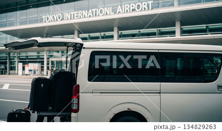 空港の送迎エリアに停まる白タクのバン。違法営業の注意喚起。コピースペース。 134829263