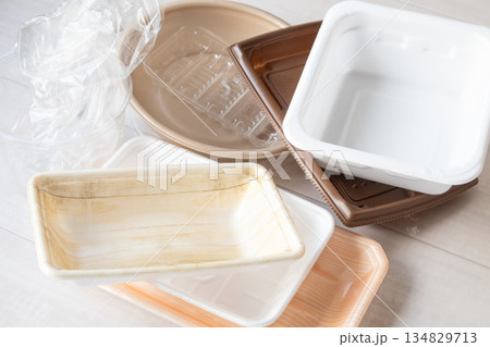 たくさんのプラスチック容器 たくさんのプラスチック容器 134829713